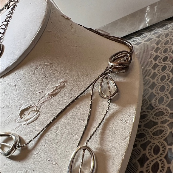 Elegant Silver Necklace with Geometric Accents - Picture 4 of 4